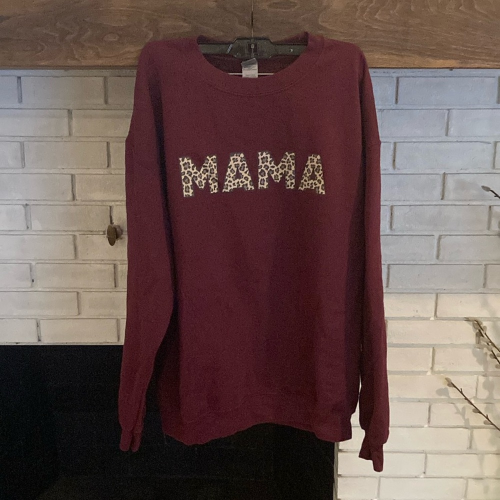 Garnet with leopards print “mama” sweatshirt size L